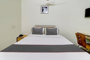 1 Schlafzimmer, Schreibtisch, Bettwäsche