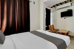 1 Schlafzimmer, Schreibtisch, Bettwäsche