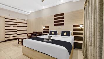 1 Schlafzimmer, Schreibtisch, Bettwäsche