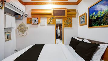 1 Schlafzimmer, Schreibtisch, Bettwäsche