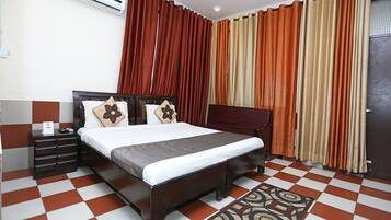 1 Schlafzimmer, Schreibtisch, Bettwäsche