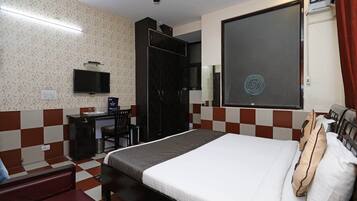 1 Schlafzimmer, Schreibtisch, Bettwäsche