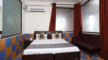 1 bedroom, desk, bed sheets