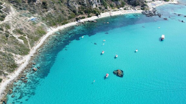 An aerial view of a coastal area with clear turquoise waters, rocky outcrops, and a sandy beach. - Lovely apartment in Ricadi with WiFi (Ricadi)