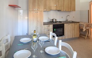 Fridge, stovetop, coffee/tea maker, cookware/dishes/utensils - Lovely apartment in Ricadi with WiFi (Ricadi)