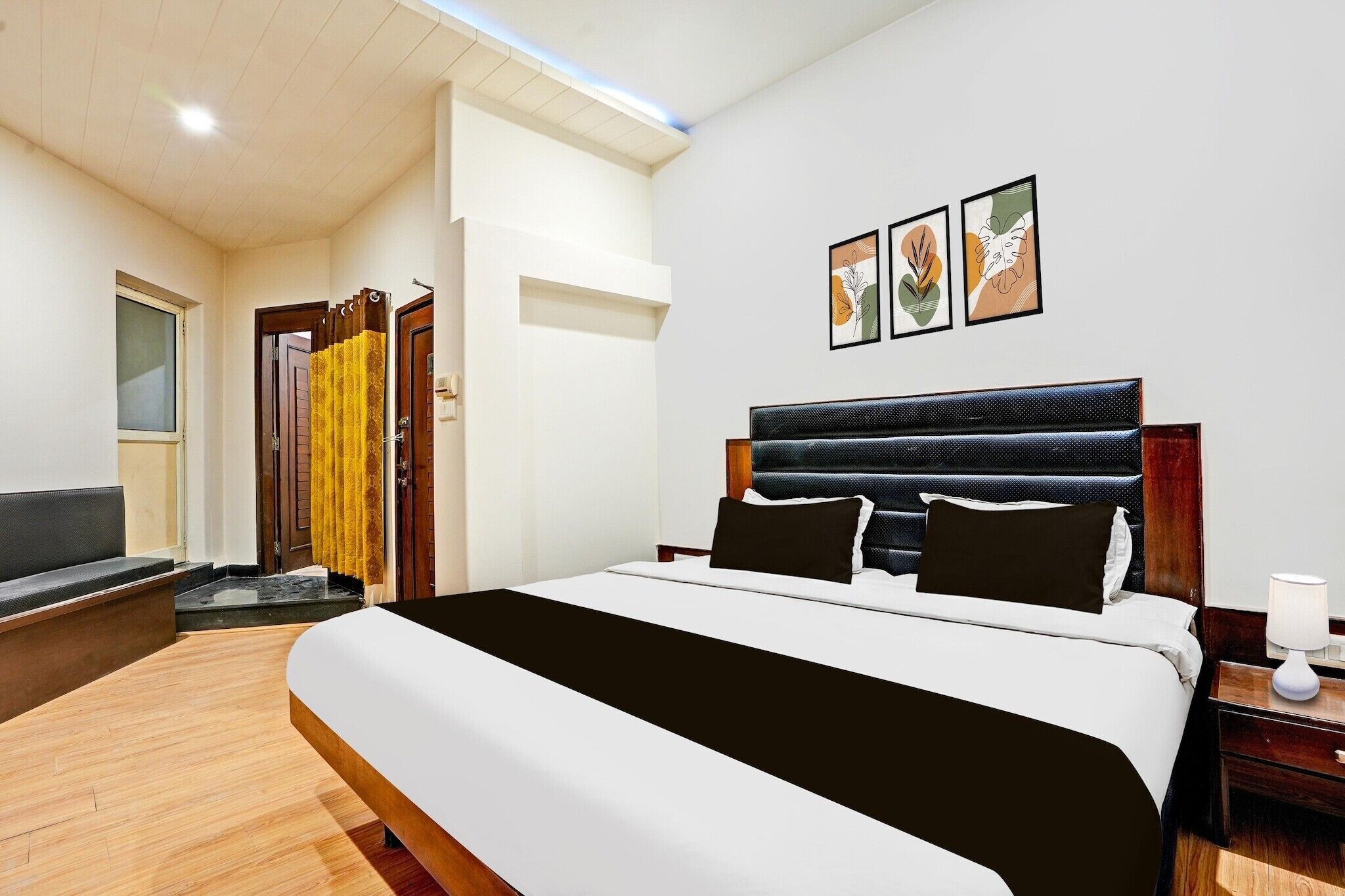 Een bureau, beddengoed