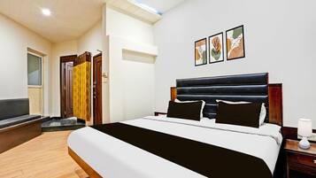 Een bureau, beddengoed