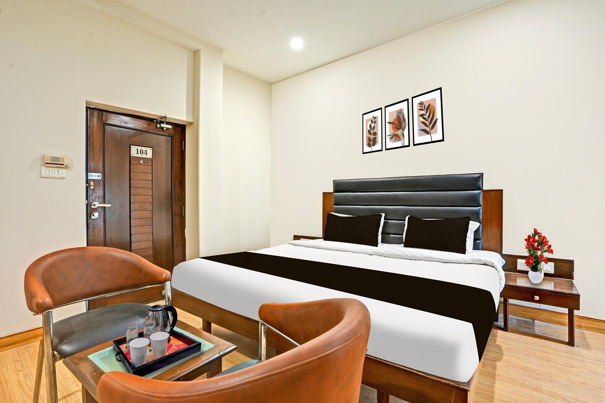 Een bureau, beddengoed