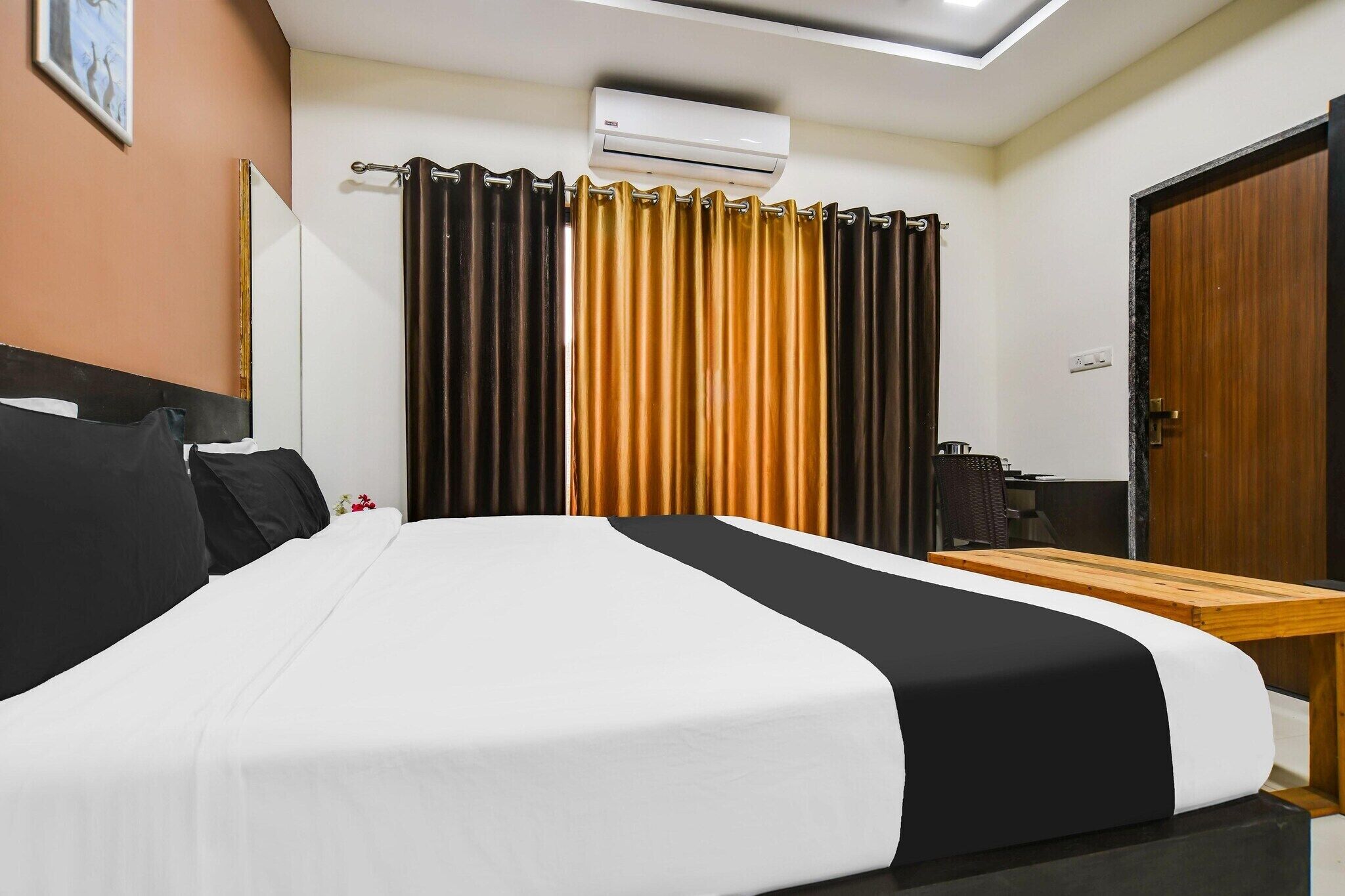 1 bedroom, desk, bed sheets