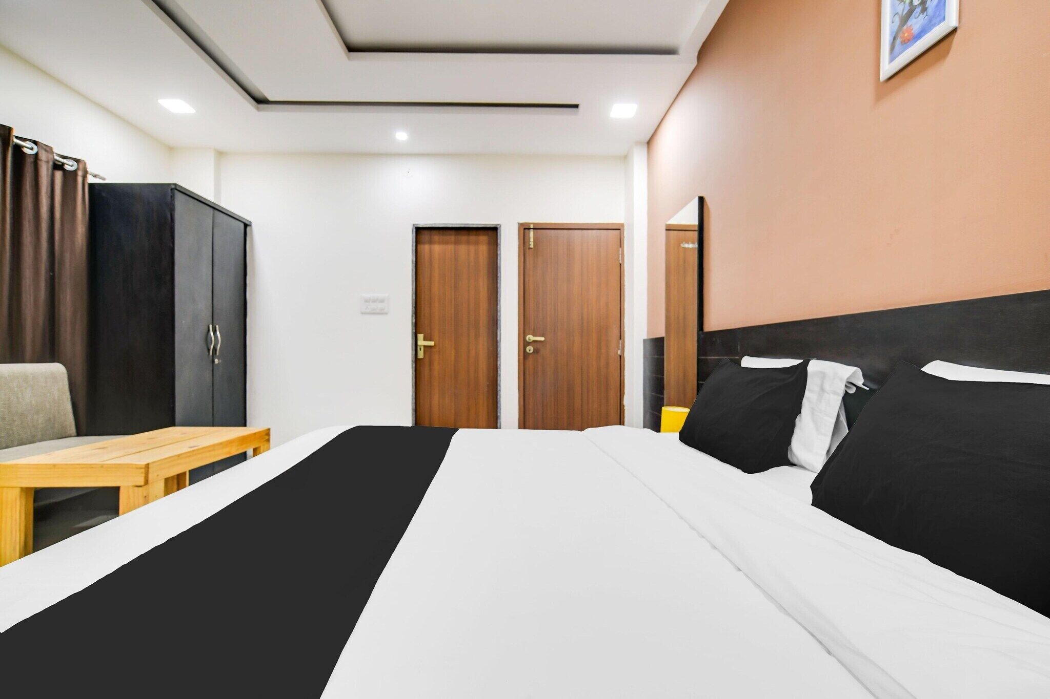 1 quarto, escrivaninha, roupa de cama