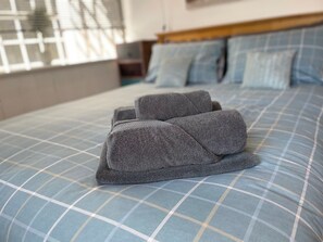 1 bedroom, iron/ironing board, travel cot, WiFi - Welcome Retreats (Plymouth)