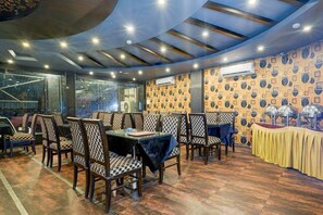 Dining - Elite Stays Bani Park Near Railway Station (Jaipur)