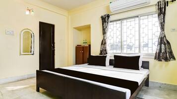 Escritorio y ropa de cama