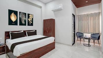 1 bedroom, desk, free WiFi, bed sheets