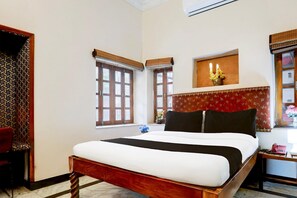 Desk, free WiFi, bed sheets