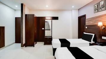 Escritorio y ropa de cama