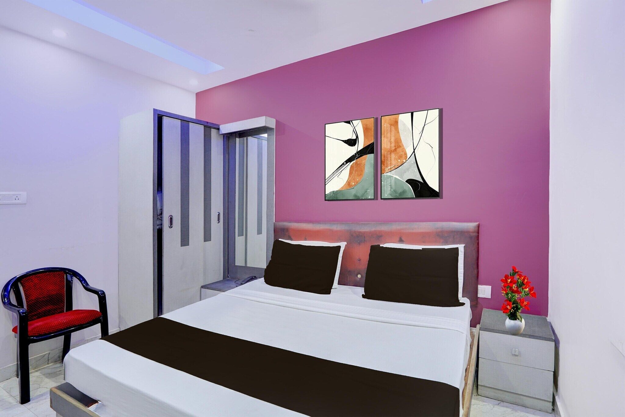 1 quarto, escrivaninha, roupa de cama