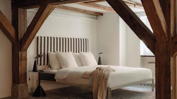 Individuell dekoriert, laptopgeeigneter Arbeitsplatz