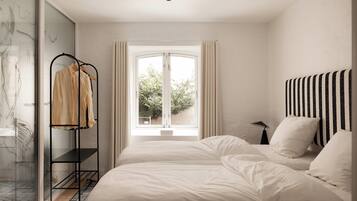 Exclusive Apartment | Individually decorated, laptop workspace, iron/ironing board, free WiFi