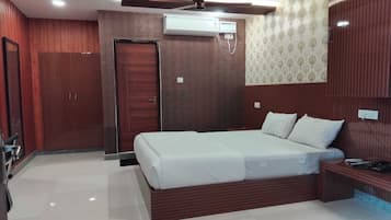 1 quarto, escrivaninha, roupa de cama