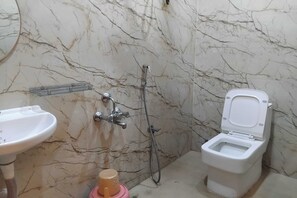 Chuveiro, toalhas de banho