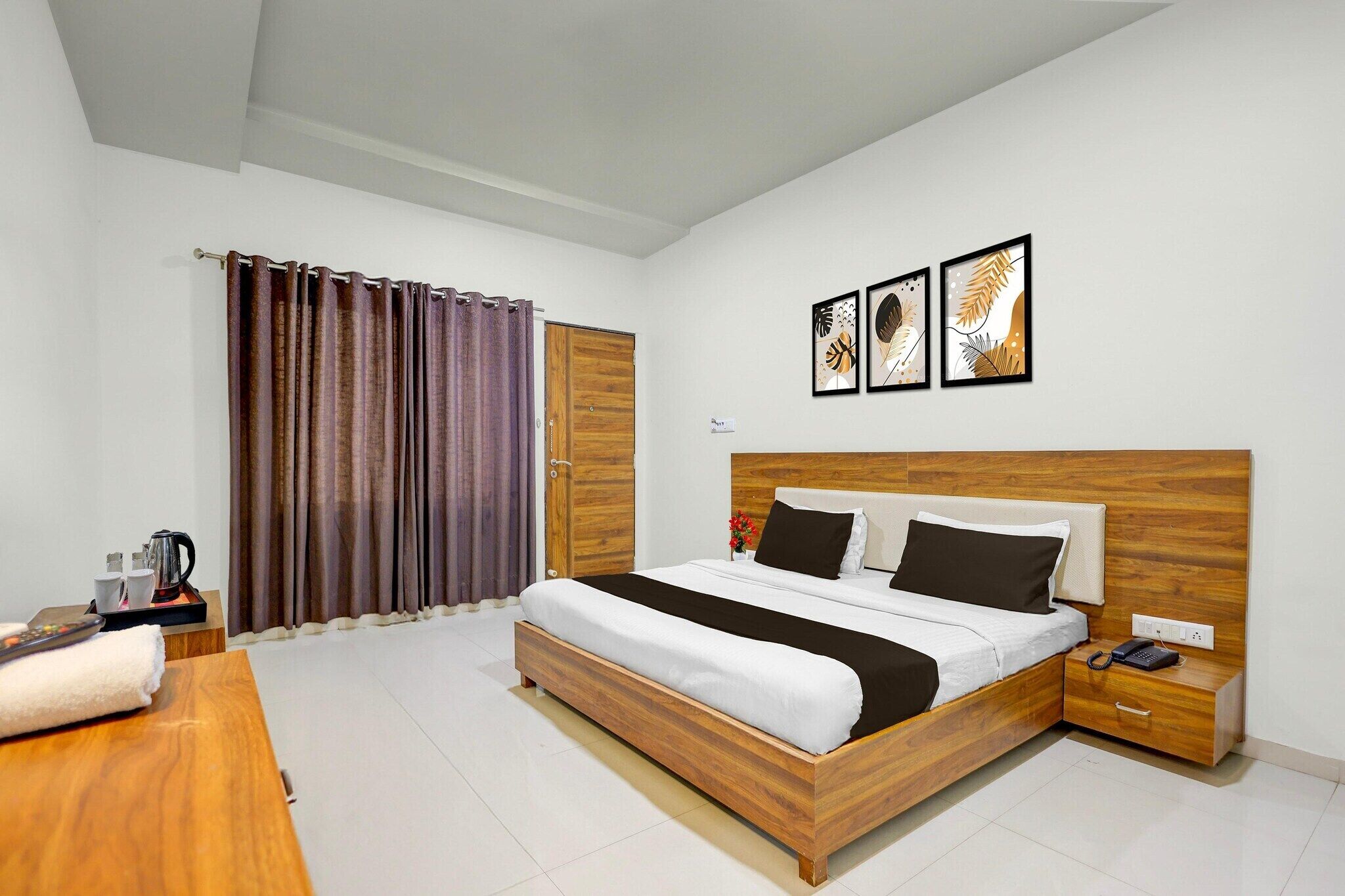 1 bedroom, desk, bed sheets