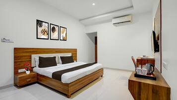 1 soverom, skrivebord og sengetøy