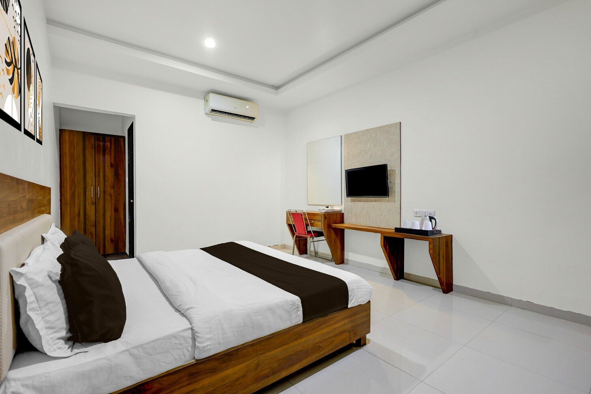 1 Schlafzimmer, Schreibtisch, Bettwäsche