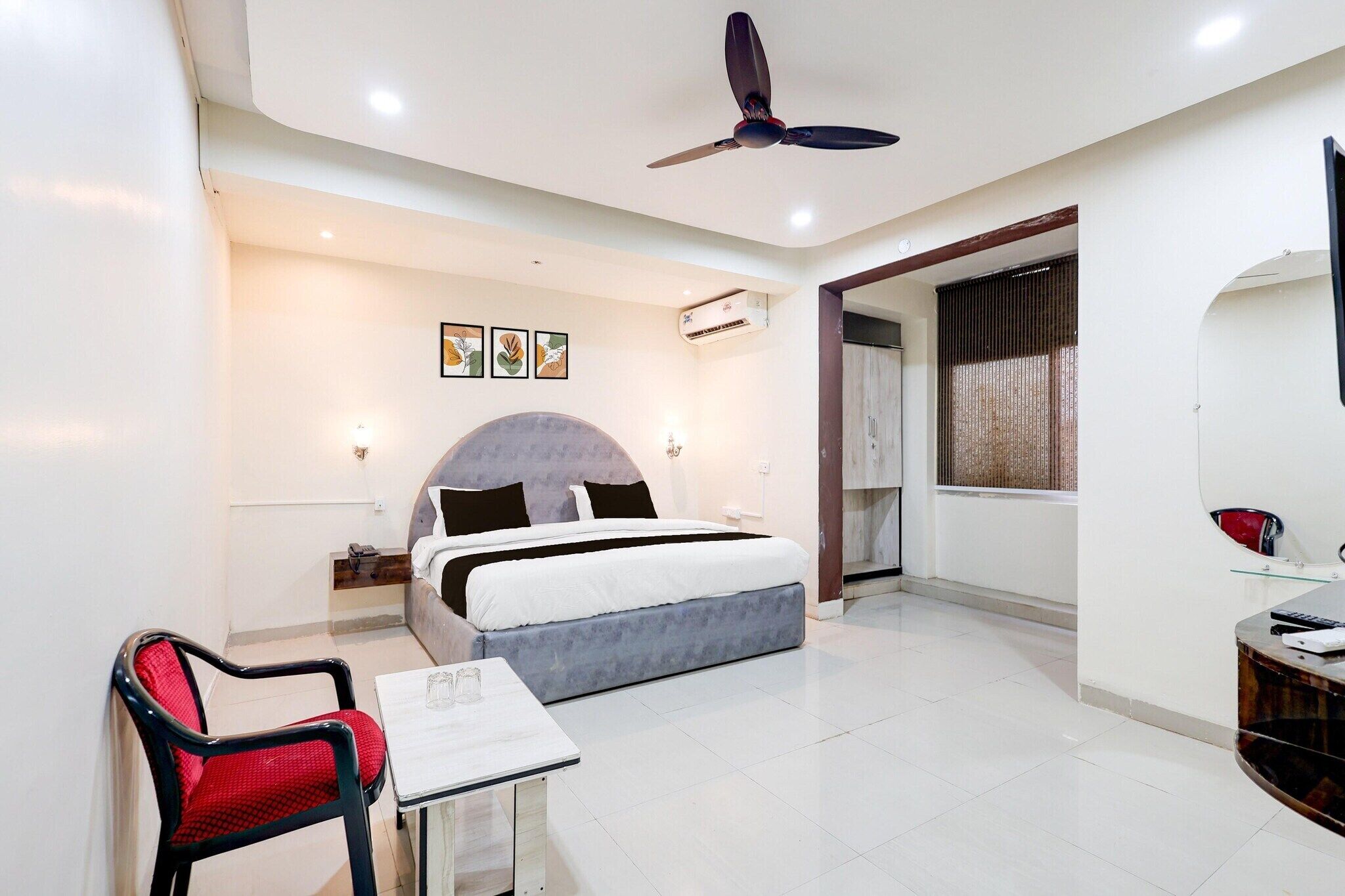 1 bedroom, desk, bed sheets