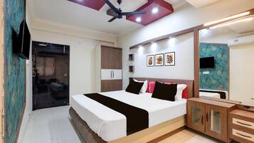 1 bedroom, desk, bed sheets