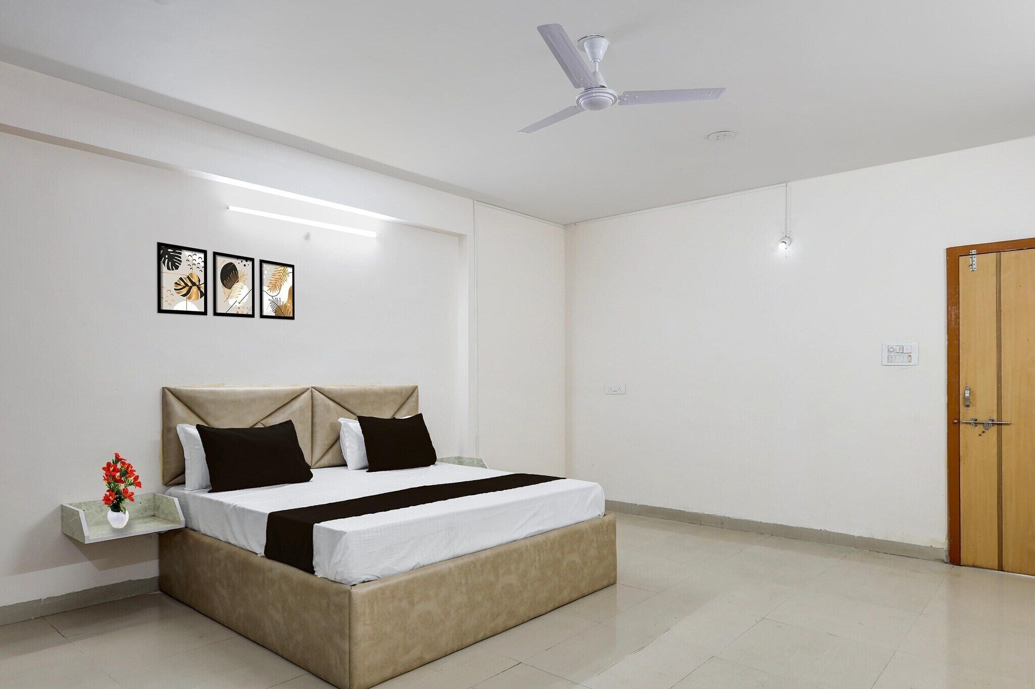 1 多间卧室、办公桌、床单