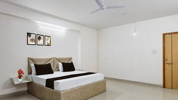 1 多间卧室、办公桌、床单