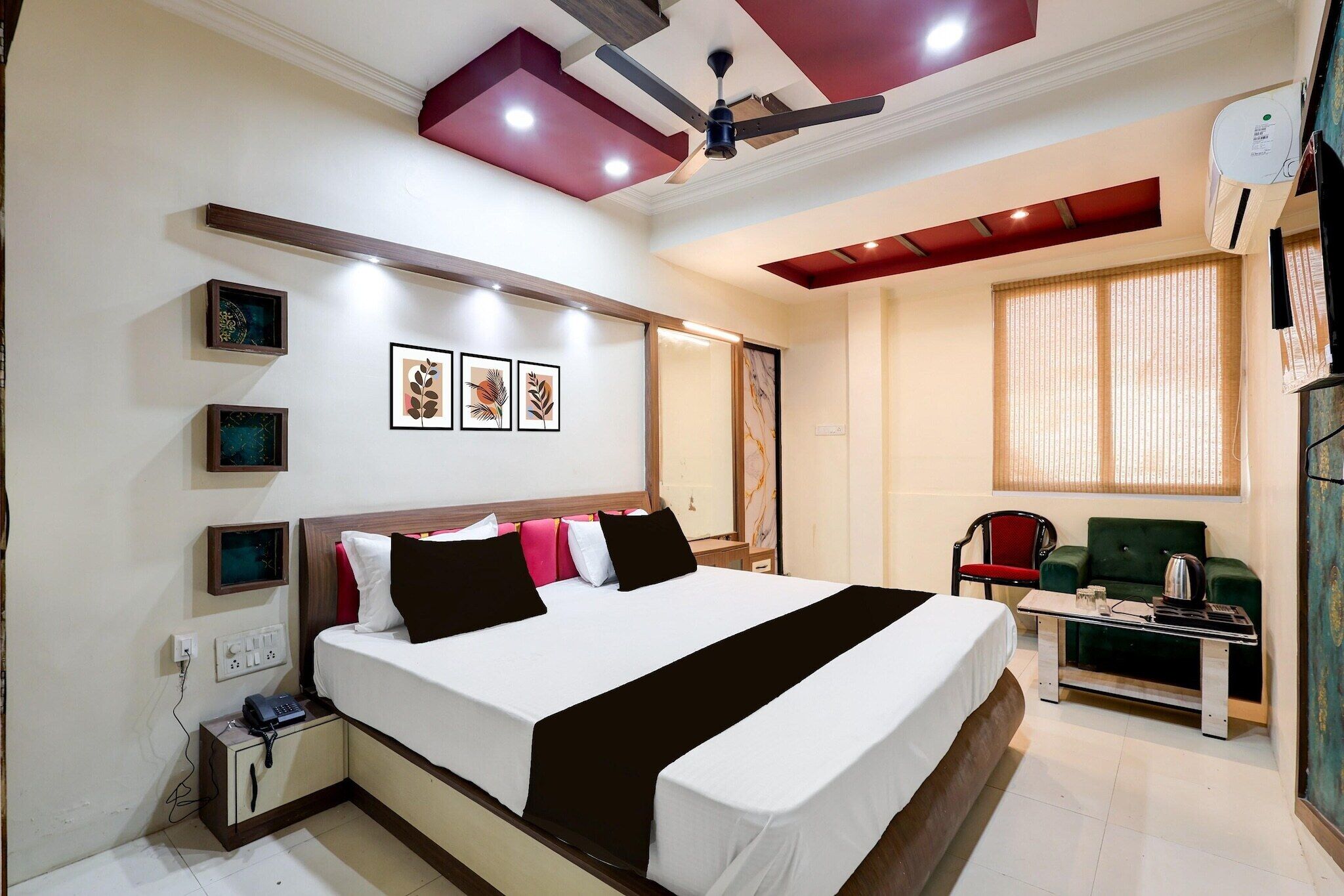 1 bedroom, desk, bed sheets