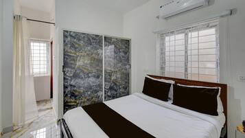 1 bedroom, desk, free WiFi, bed sheets