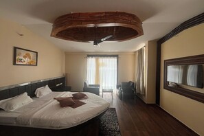 1 habitación, escritorio y ropa de cama 