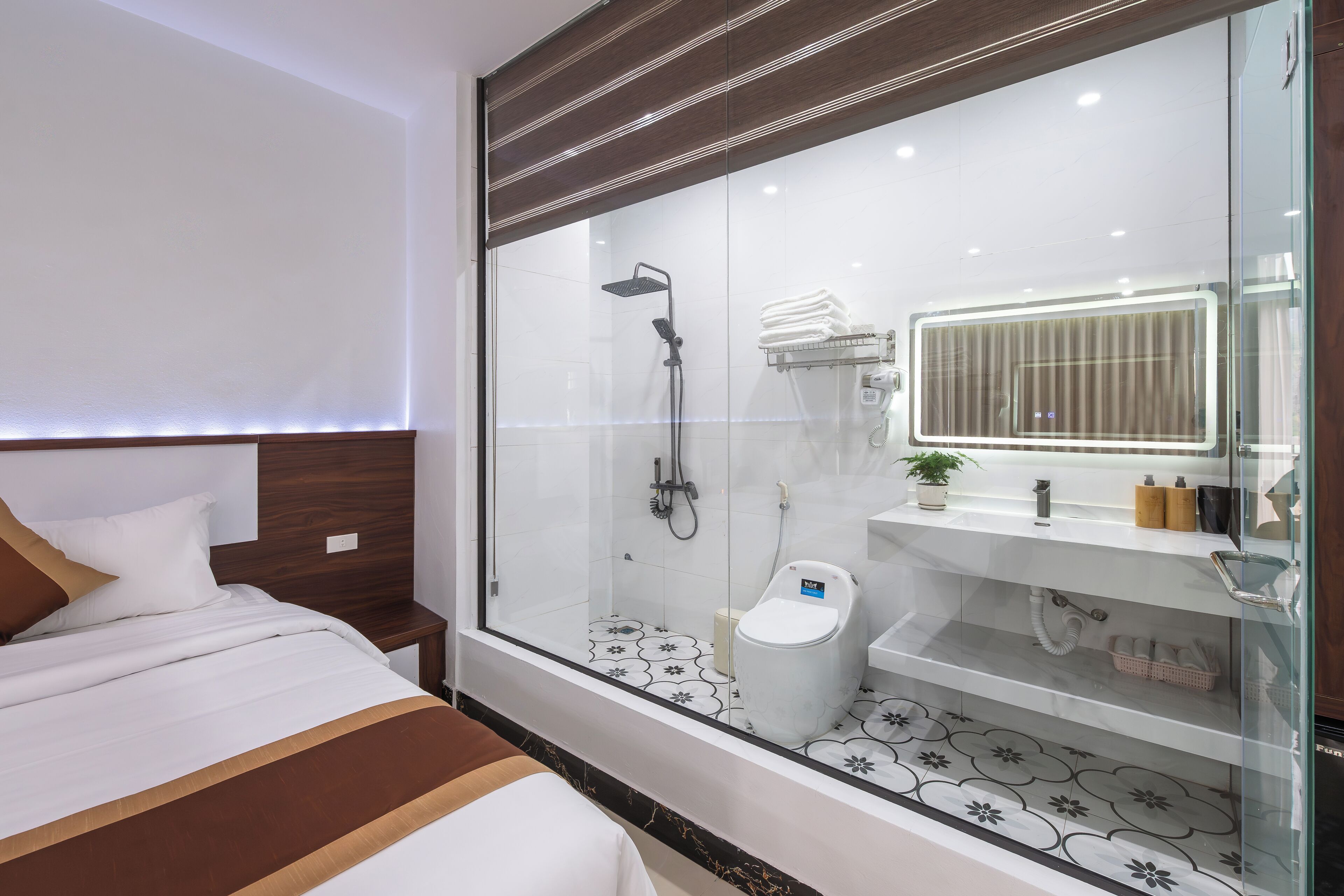 Ducha, cabezal de ducha con hidromasaje, secador de pelo y zapatillas