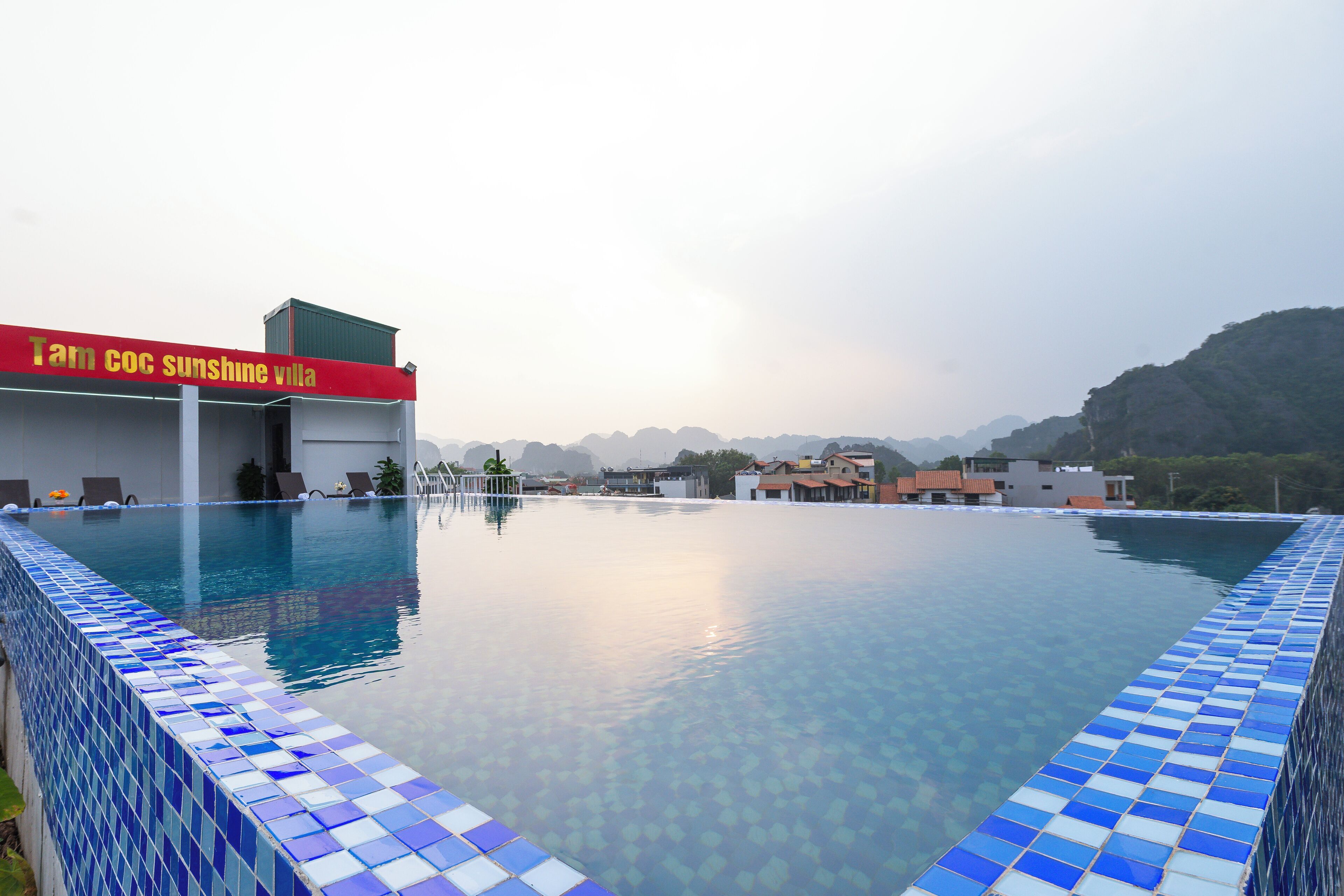 Piscina externa, funciona das 8h às 18h, espreguiçadeiras