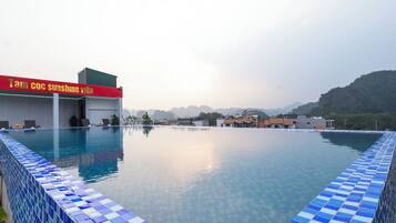Piscina externa, funciona das 8h às 18h, espreguiçadeiras