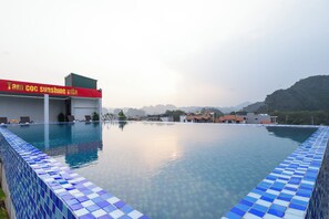 Outdoor pool, open 8:00 AM to 6:00 PM, sun loungers - Tam Coc Sunshine Villa (Hoa Lu)