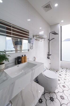 Shower, hydromassage showerhead, hair dryer, slippers - Tam Coc Sunshine Villa (Hoa Lu)