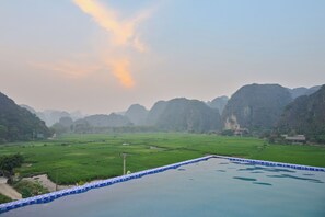 Hồ bơi ngoài trời, mở cửa từ 8:00 đến 18:00, ghế dài tắm nắng 