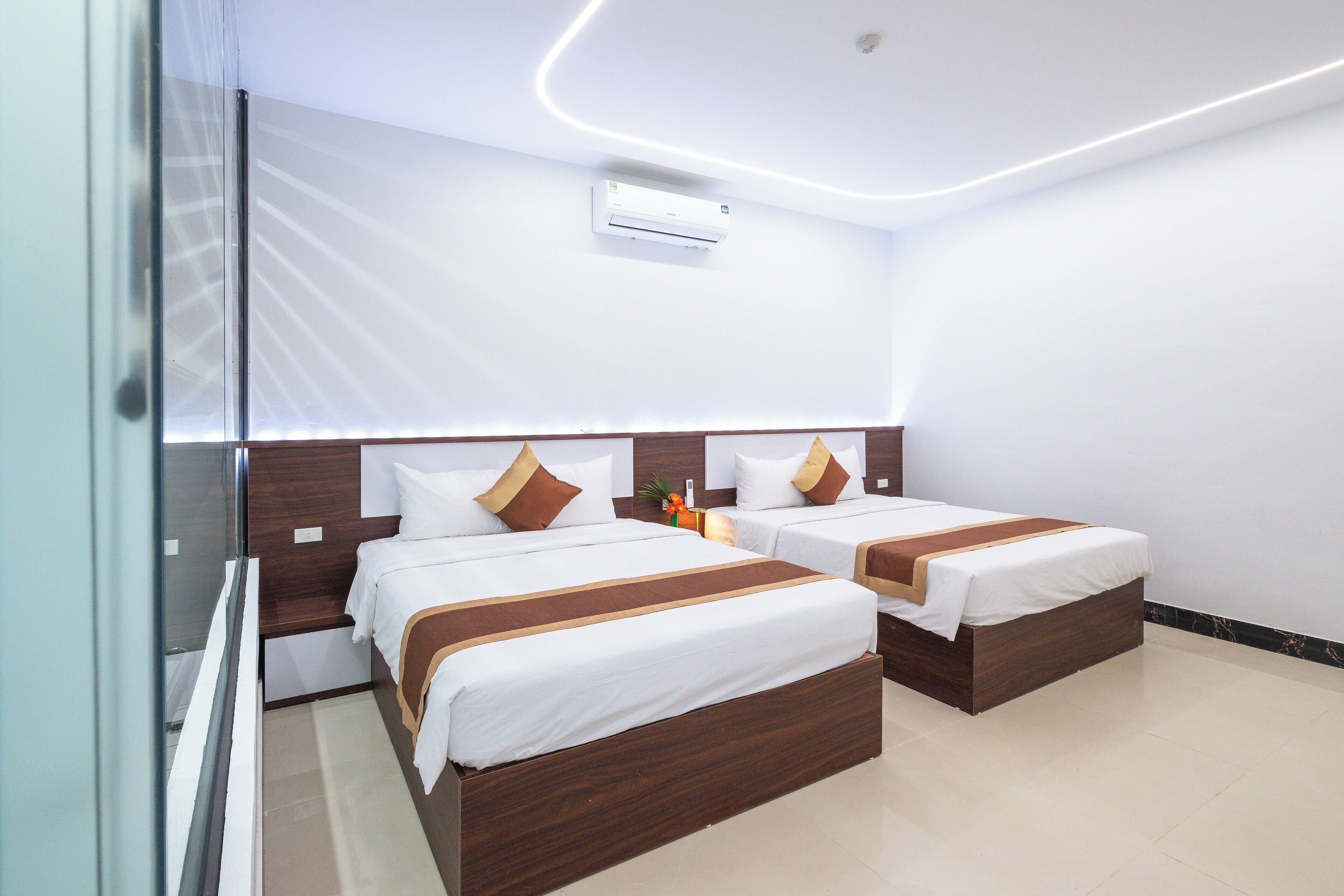 Vierbettzimmer | Minibar, Verdunkelungsvorhänge, schallisolierte Zimmer, kostenloses WLAN