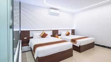 Vierpersoonskamer | Een minibar, verduisterende gordijnen, geluiddichte muren, gratis wifi