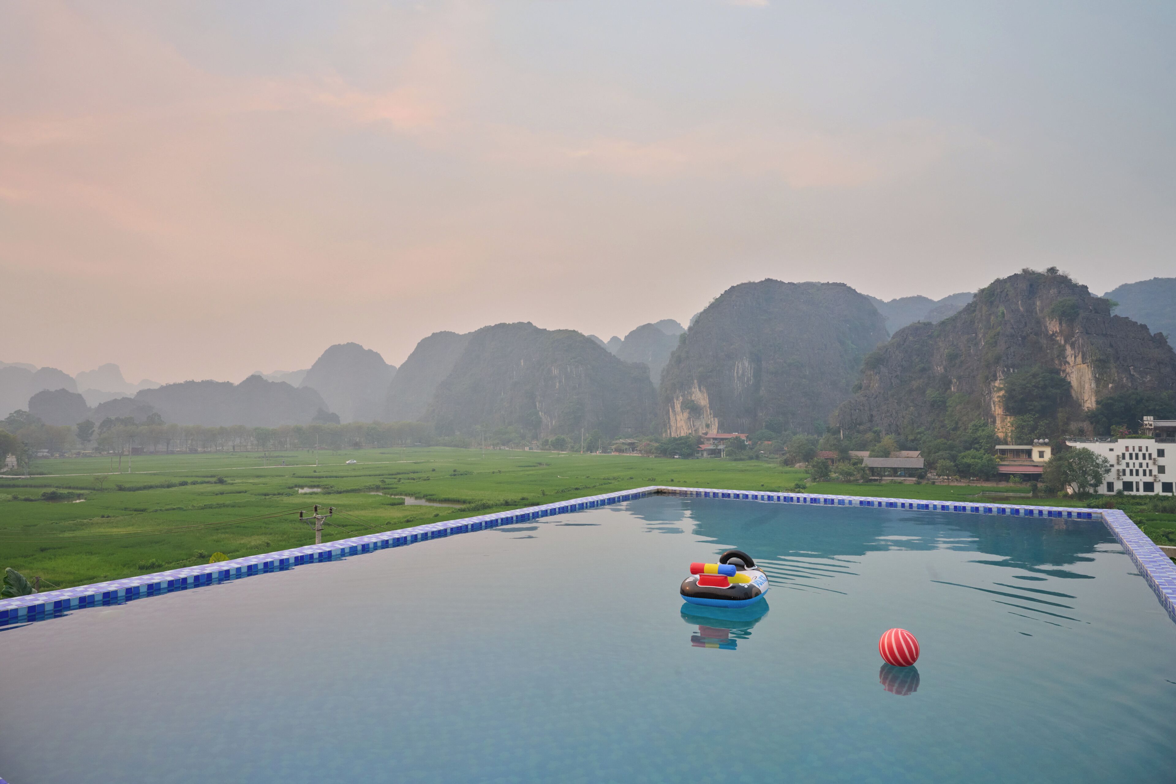 Hồ bơi ngoài trời, mở cửa từ 8:00 đến 18:00, ghế dài tắm nắng 