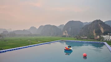 Hồ bơi ngoài trời, mở cửa từ 8:00 đến 18:00, ghế dài tắm nắng