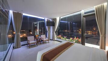 Tweepersoonskamer, voor 1 persoon, balkon, uitzicht op bergen | Een minibar, verduisterende gordijnen, geluiddichte muren, gratis wifi