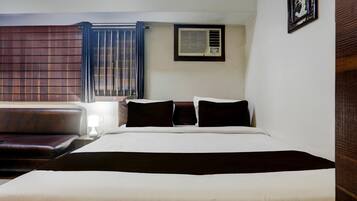 Escritorio y ropa de cama