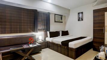 Escrivaninha, roupa de cama