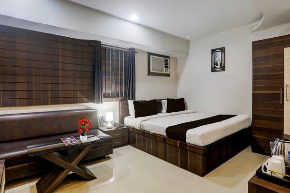 Escritorio y ropa de cama 