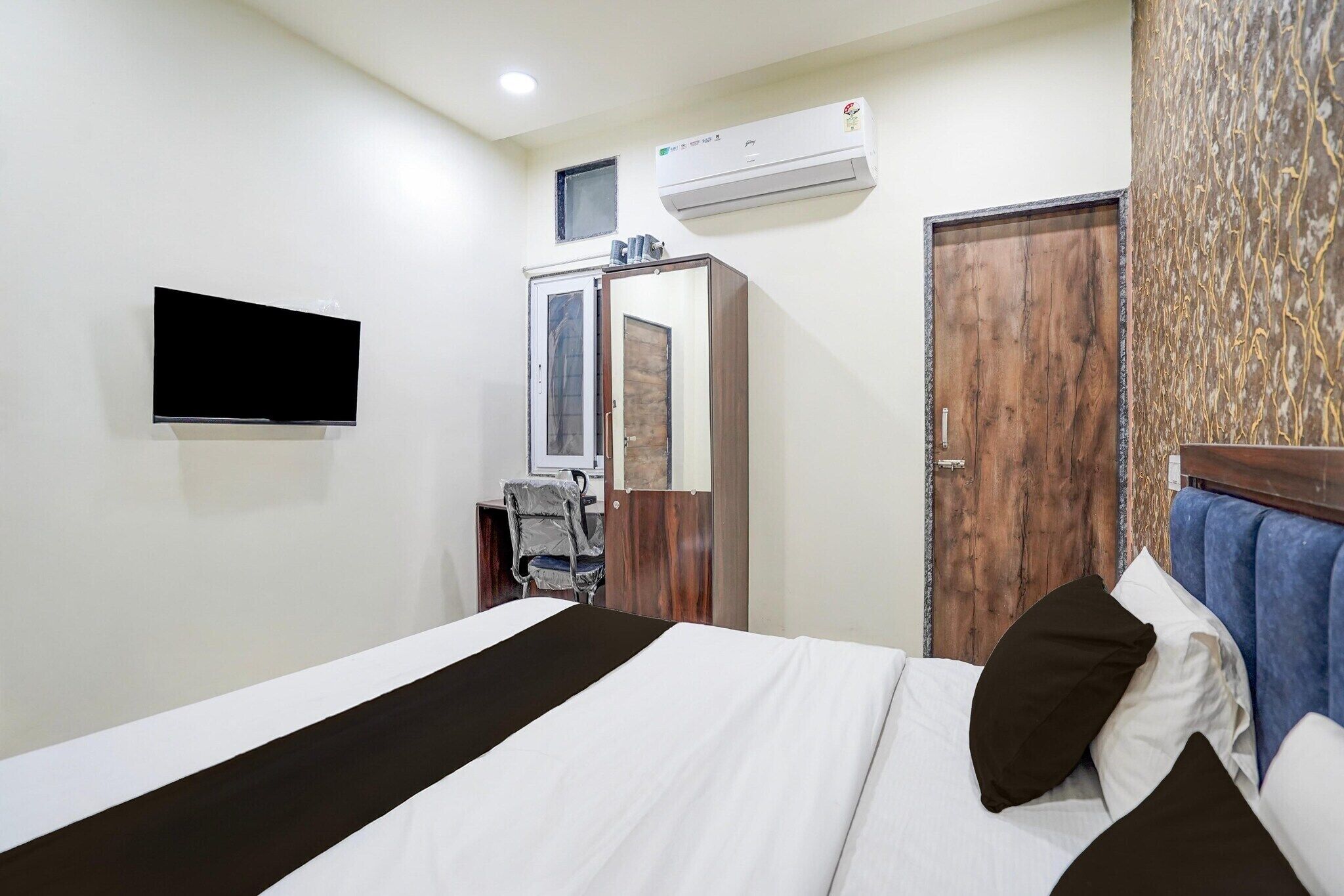 1 間睡房、書桌、床單